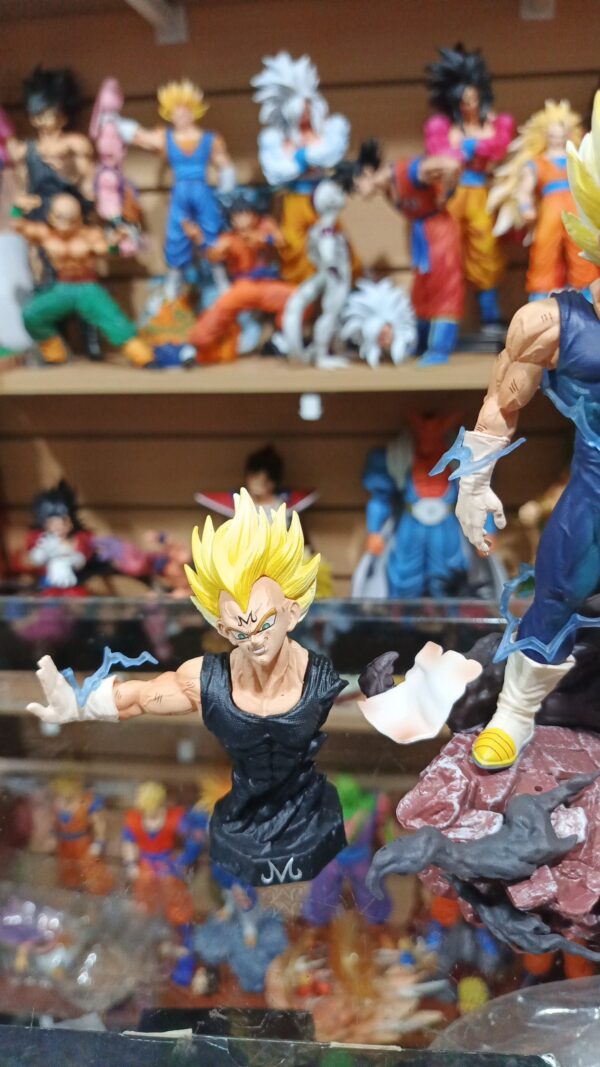 Vegeta Majin 
Dragón ball Z 
Tamaño:20cm
10cm
Es como lampara