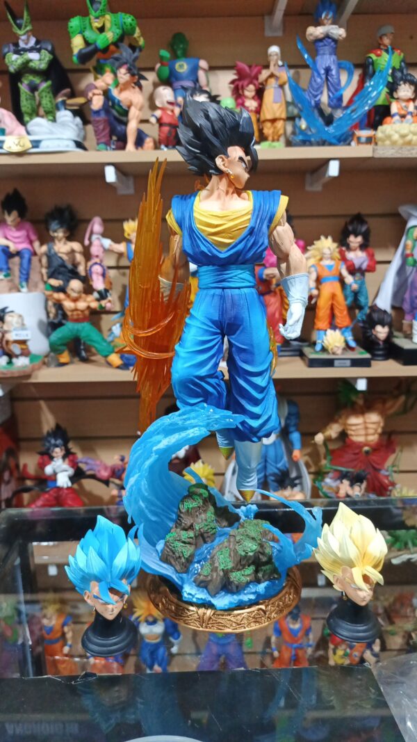 Vegito cabeza intercambiables 
Manos intercambiables vegitto
Dragón Ball Z 
Tamaño:40cm