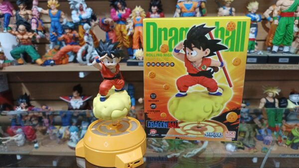 Goku lampara 
Dragón ball Z 
Tamaño:17cm
Gira prende y el resto perdonen fue difícil en la oscuridad