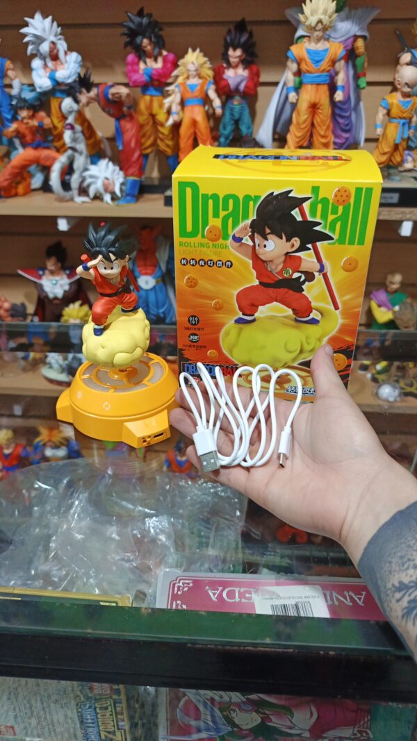 Goku lampara 
Dragón ball Z 
Tamaño:17cm
Gira prende y el resto perdonen fue difícil en la oscuridad