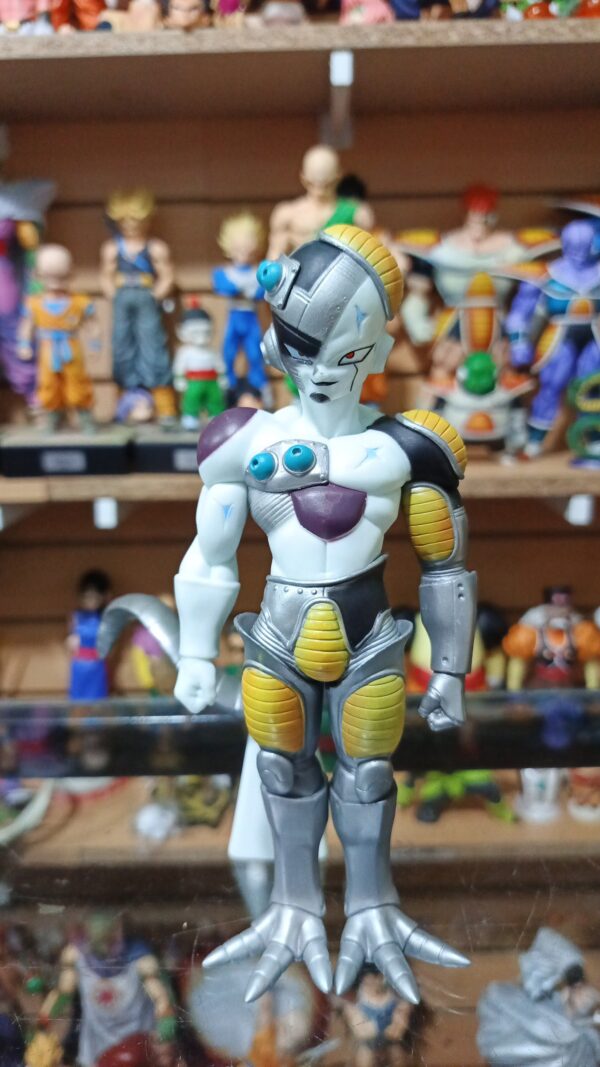 Mecha Freezer 
Dragón ball Z 
Tamaño:19cm