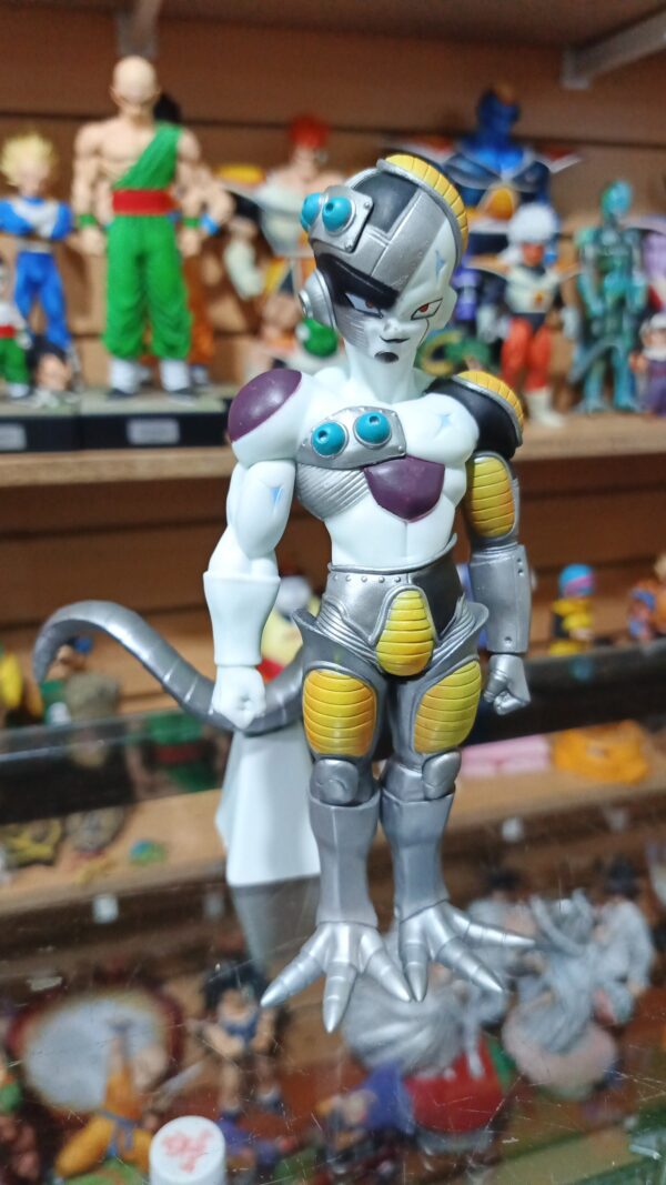Mecha Freezer 
Dragón ball Z 
Tamaño:19cm