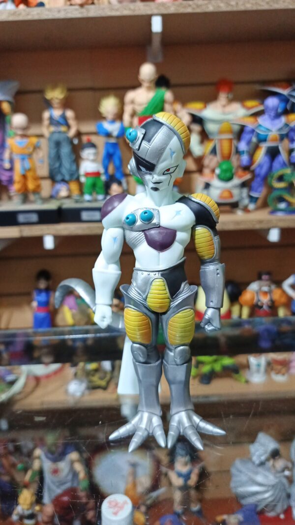 Mecha Freezer 
Dragón ball Z 
Tamaño:19cm