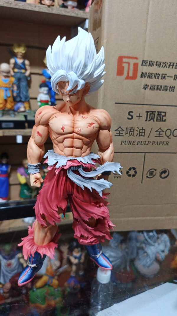 Goku ultra instinto 
Dragón ball Super
Tamaño:30cm