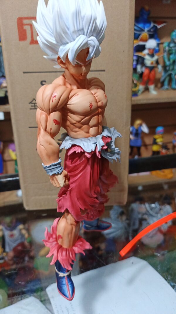 Goku ultra instinto 
Dragón ball Super
Tamaño:30cm