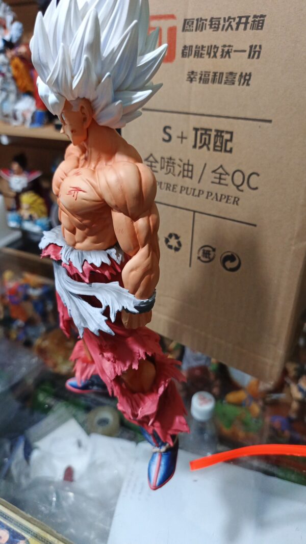Goku ultra instinto 
Dragón ball Super
Tamaño:30cm