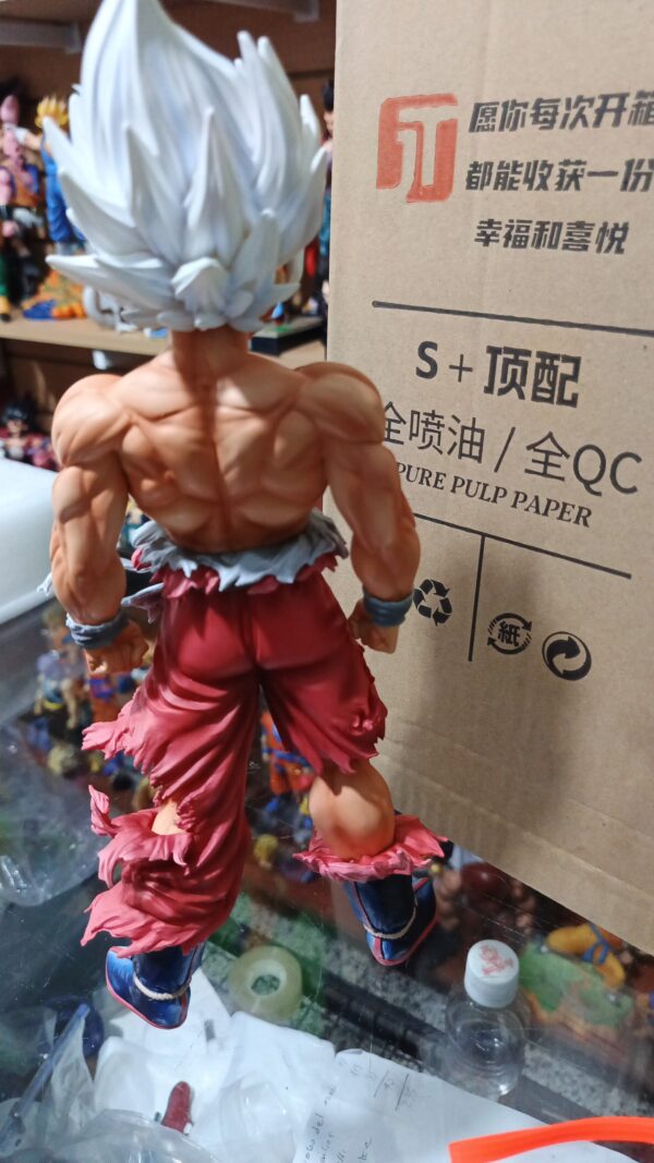 Goku ultra instinto 
Dragón ball Super
Tamaño:30cm