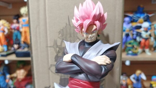 Goku rose black 
Dragón ball Super
Tamaño:28cm
Buenos detalles la verdad