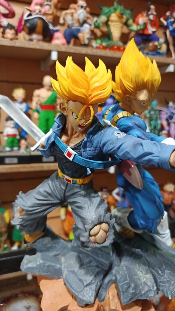 Trunks y vegeta 
Dragón ball Z 
Tamaño:31cm
