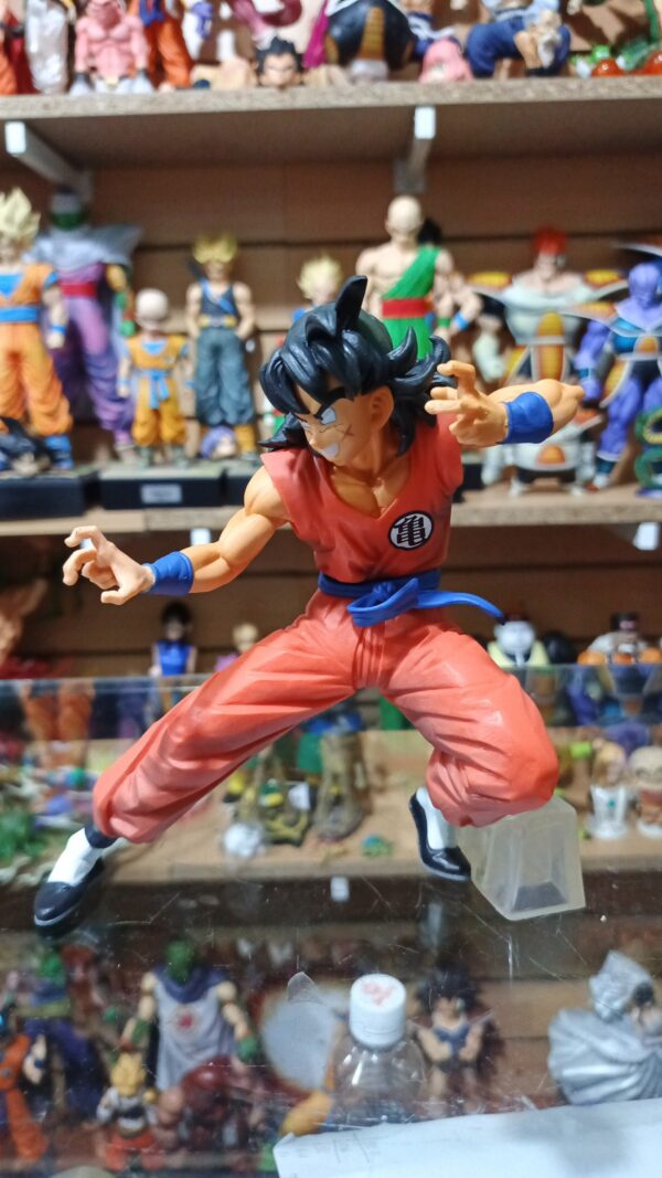 Yamcha 
Dragón ball Z 
Tamaño:18cm