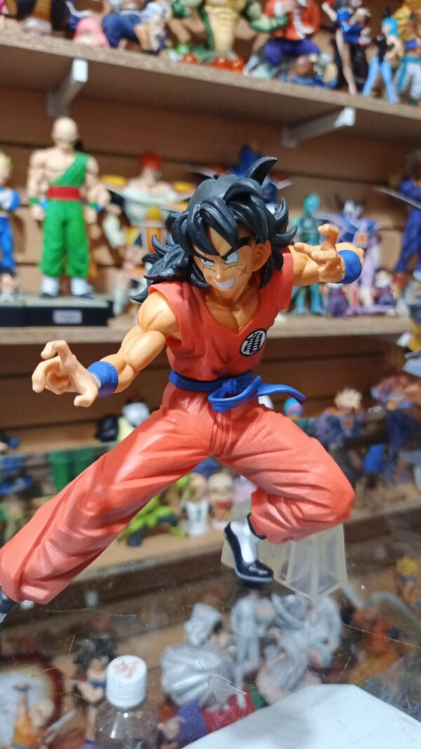 Yamcha 
Dragón ball Z 
Tamaño:18cm