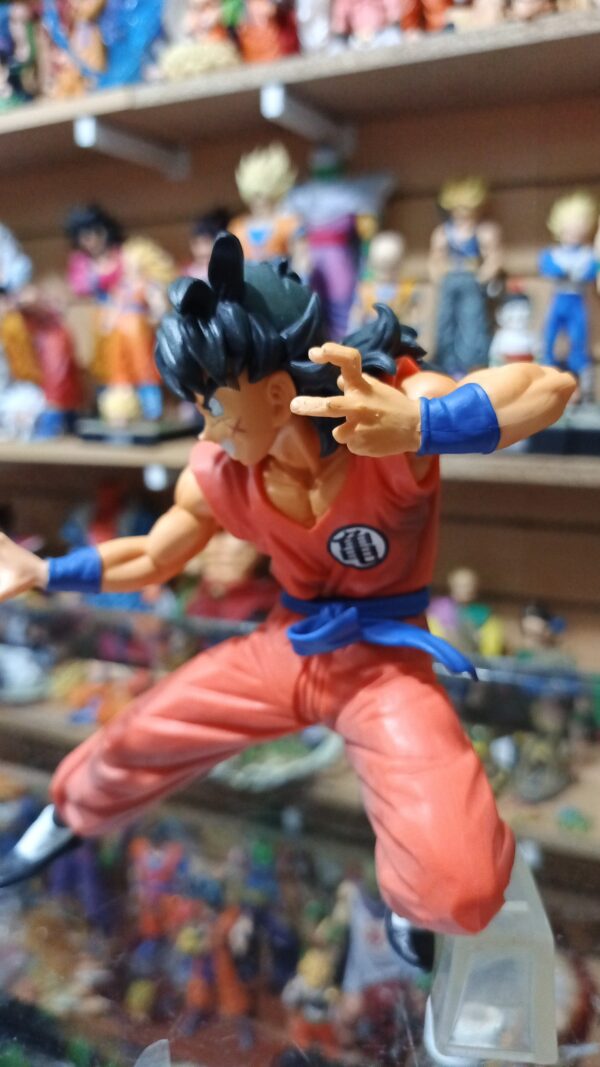 Yamcha 
Dragón ball Z 
Tamaño:18cm