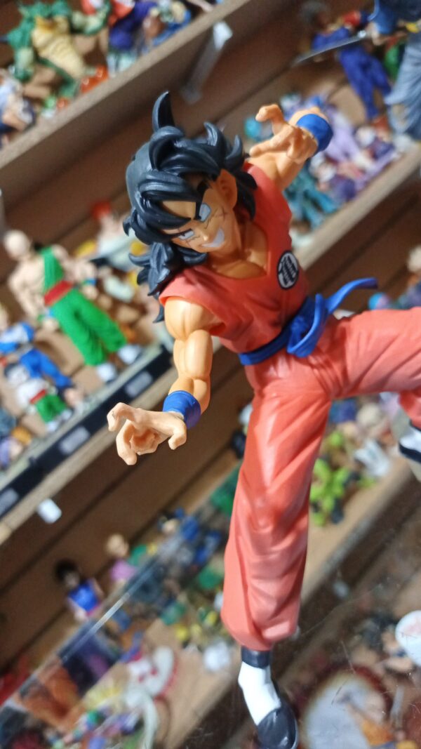 Yamcha 
Dragón ball Z 
Tamaño:18cm