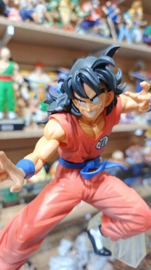 Yamcha 
Dragón ball Z 
Tamaño:18cm