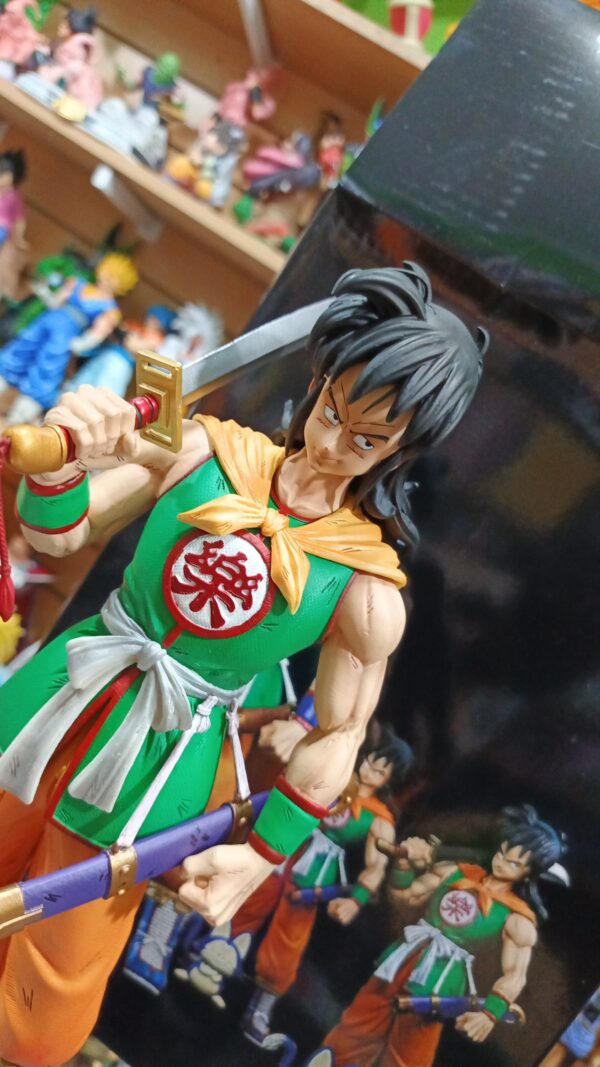 Yamcha 
Dragón ball 
Tamaño:32cm yamcha
Tamaño:9cm el gato