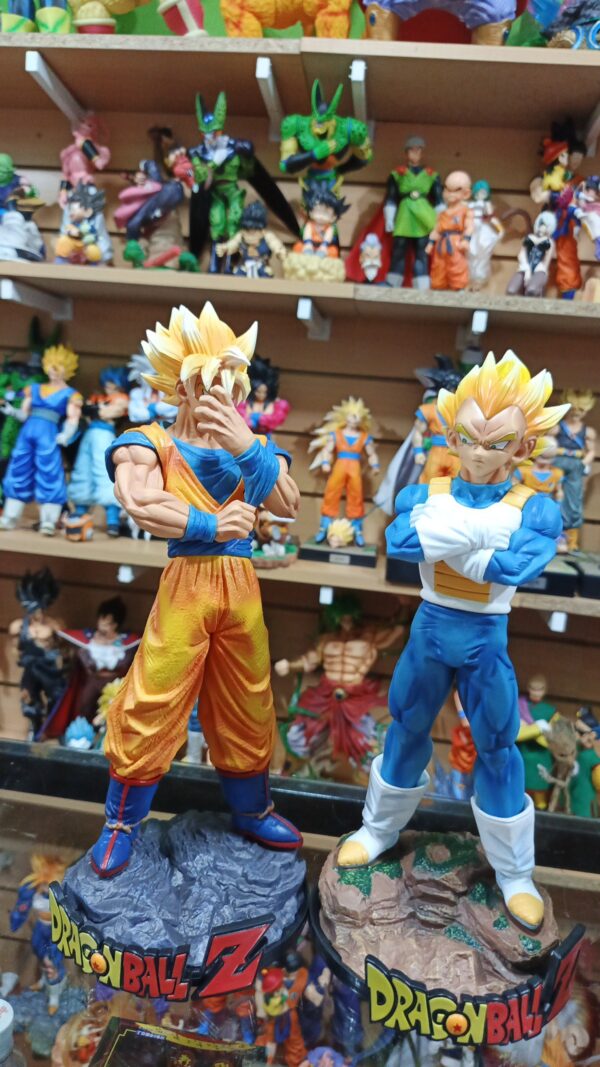 Goku y vegeta 
Dragón ball Z 
Tamaño:Goku 32cm
Vegeta 31cm