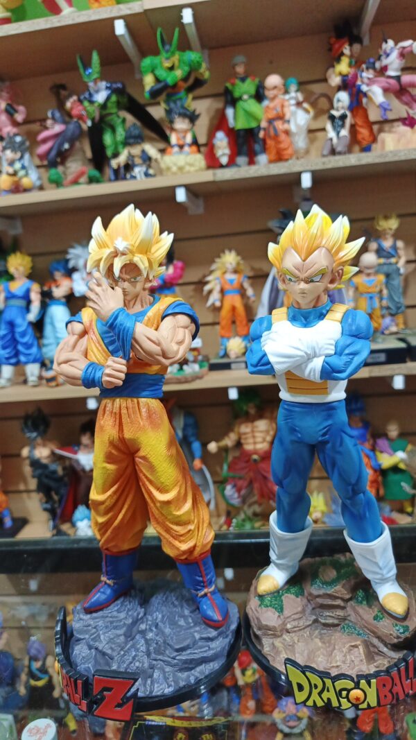 Goku y vegeta 
Dragón ball Z 
Tamaño:Goku 32cm
Vegeta 31cm