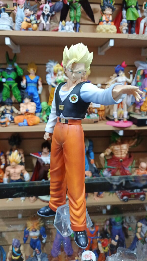 Gohan Ssj universitario
Dragón ball Z 
Tamaño:26cm