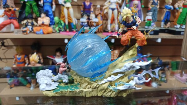 Goku VS Majin Buu kid buu
Tamaño:19cm
Dragón ball Z 
Es lampara tiene 3 cambio de color