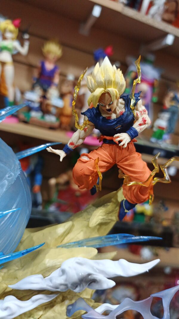 Goku VS Majin Buu kid buu
Tamaño:19cm
Dragón ball Z 
Es lampara tiene 3 cambio de color