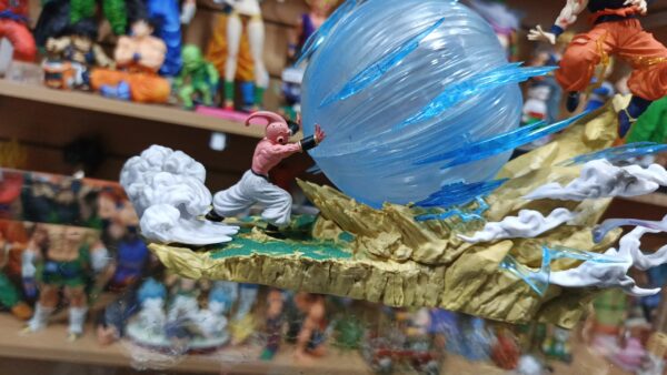 Goku VS Majin Buu kid buu
Tamaño:19cm
Dragón ball Z 
Es lampara tiene 3 cambio de color
