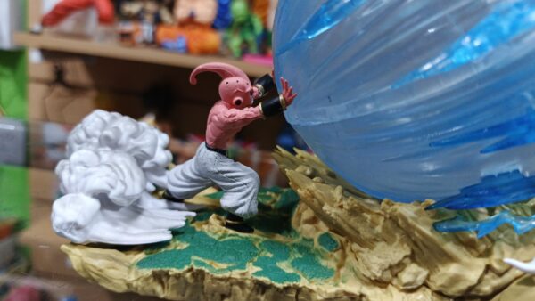 Goku VS Majin Buu kid buu
Tamaño:19cm
Dragón ball Z 
Es lampara tiene 3 cambio de color