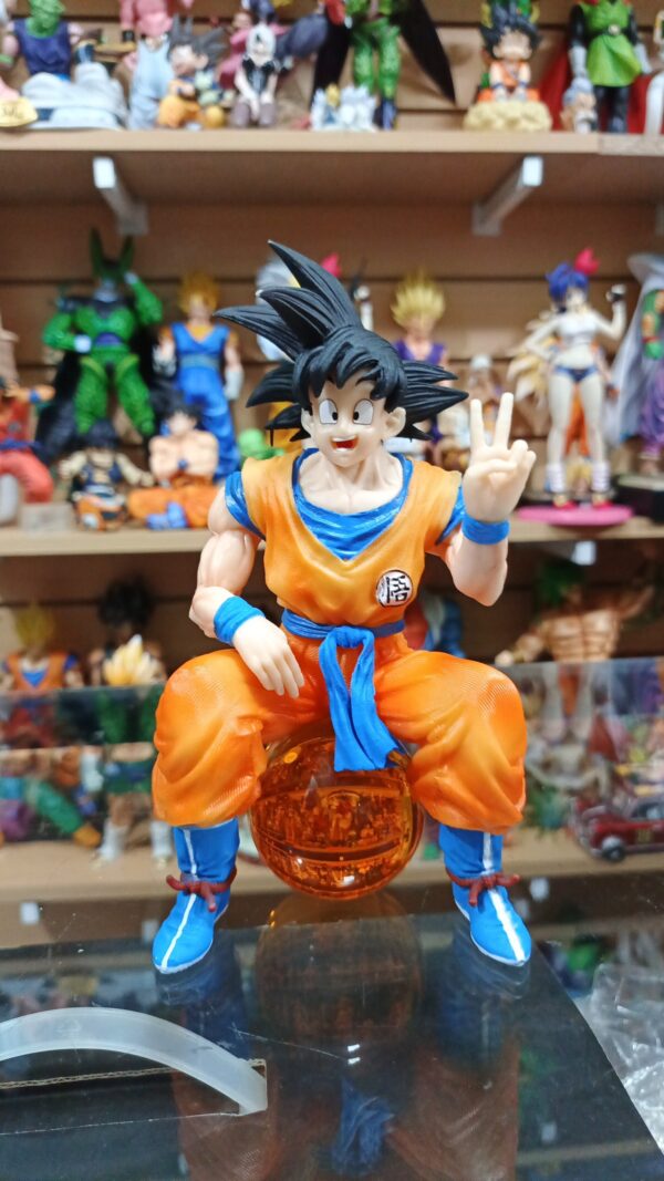 Goku con la esfera de 4 
Dragón ball Z 
Tamaño:19cm