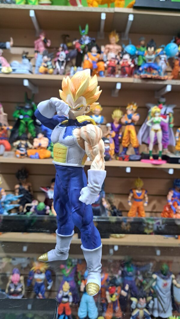 Vegeta ssj traje de pelea 
26 cm altura