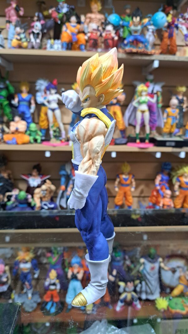 Vegeta ssj traje de pelea 
26 cm altura