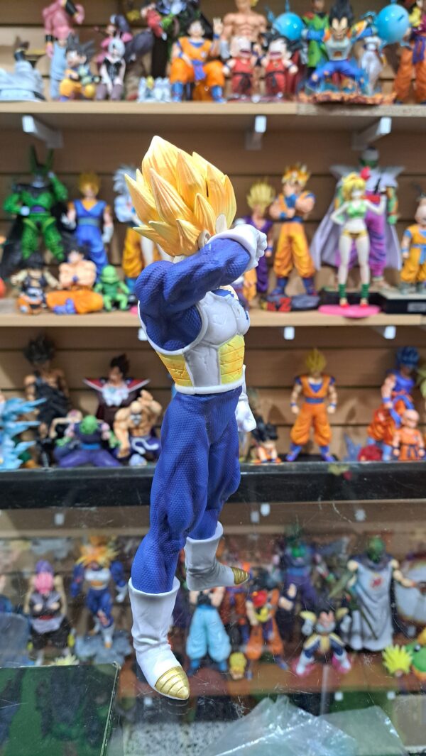 Vegeta ssj traje de pelea 
26 cm altura