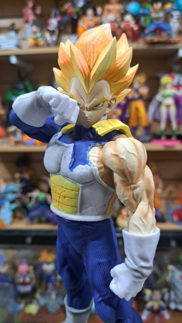Vegeta ssj traje de pelea 
26 cm altura