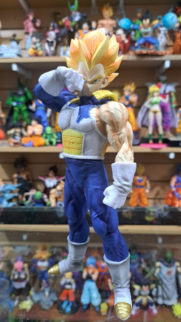 Vegeta ssj traje de pelea 
26 cm altura