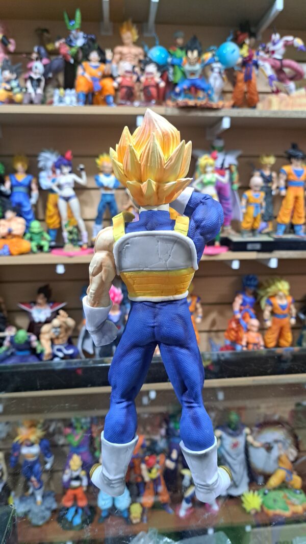 Vegeta ssj traje de pelea 
26 cm altura
