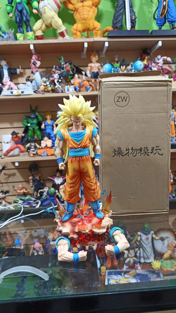 Goku Ssj 3 ssj3
Dragón Ball Z 
Tamaño:35cm
Cambia de luz 
son varias la base se ilumina por completo