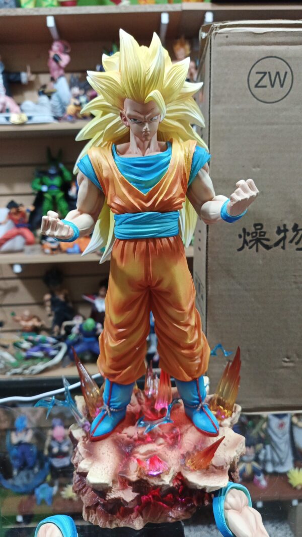 Goku Ssj 3 ssj3
Dragón Ball Z 
Tamaño:35cm
Cambia de luz 
son varias la base se ilumina por completo