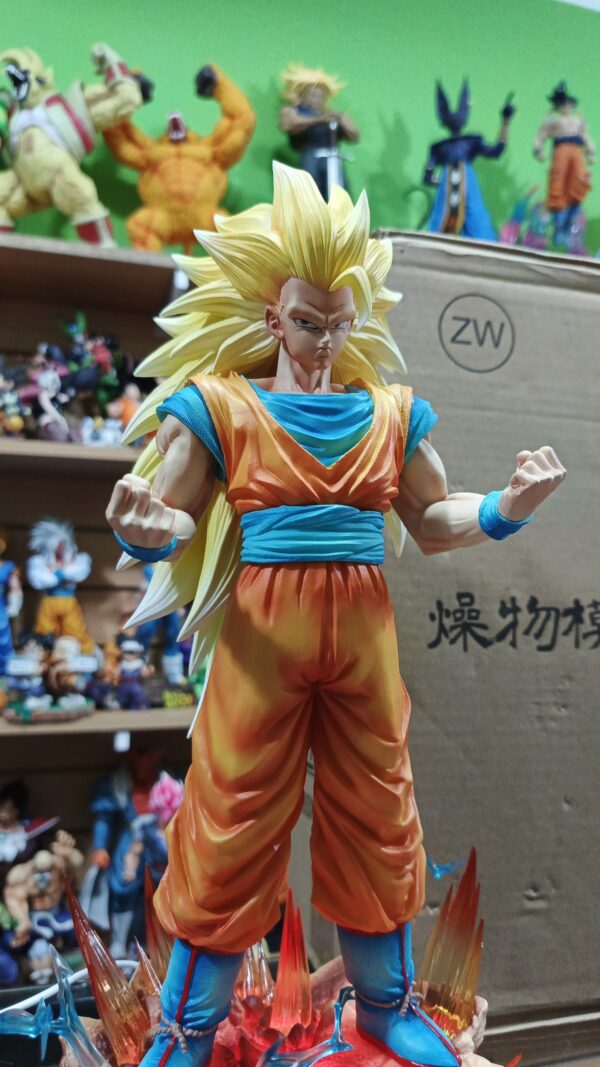Goku Ssj 3 ssj3
Dragón Ball Z 
Tamaño:35cm
Cambia de luz 
son varias la base se ilumina por completo