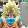 Goku Ssj 3 ssj3
Dragón Ball Z 
Tamaño:35cm
Cambia de luz 
son varias la base se ilumina por completo