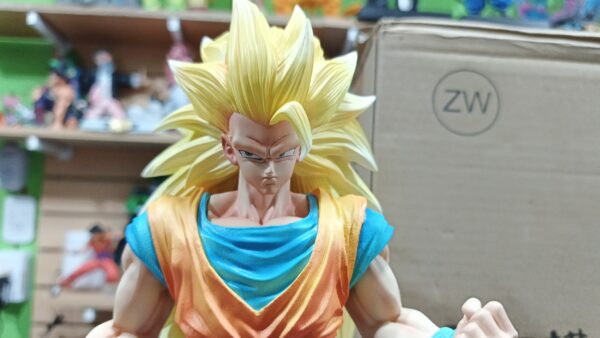 Goku Ssj 3 ssj3
Dragón Ball Z 
Tamaño:35cm
Cambia de luz 
son varias la base se ilumina por completo