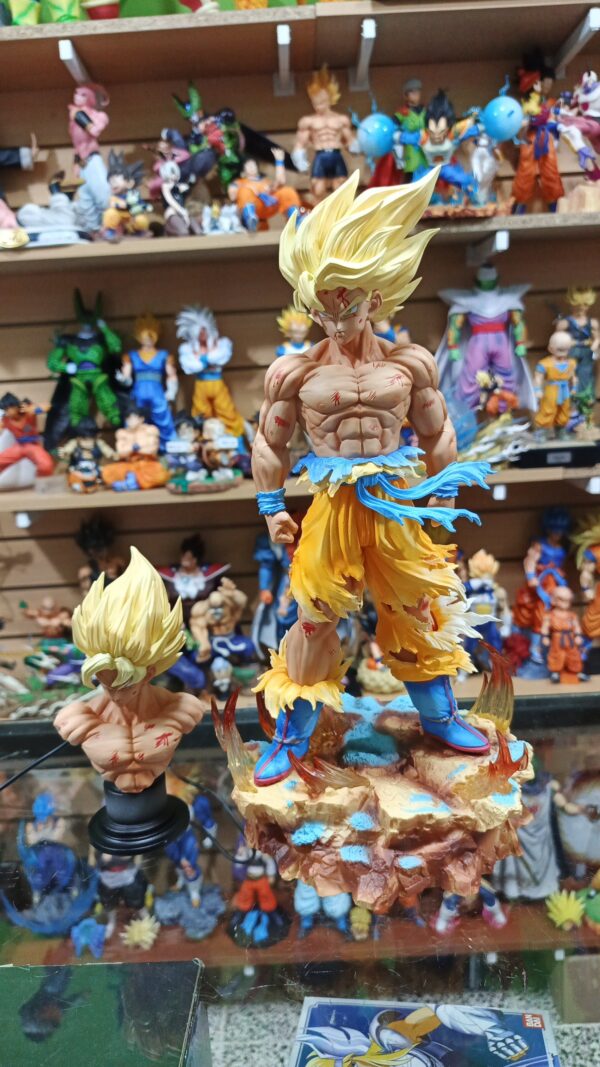 Goku Sj
Dragón Ball Z 
Tamaño:34cm
Es lampara tiene varias luces