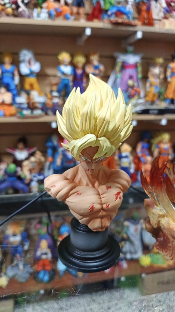 Goku Sj
Dragón Ball Z 
Tamaño:34cm
Es lampara tiene varias luces