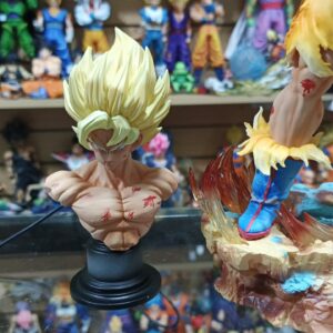 Goku Sj
Dragón Ball Z 
Tamaño:34cm
Es lampara tiene varias luces