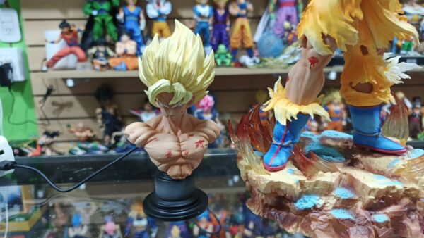 Goku Sj
Dragón Ball Z 
Tamaño:34cm
Es lampara tiene varias luces