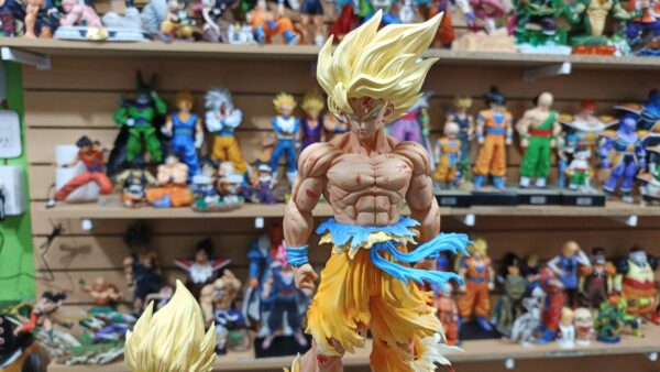 Goku Sj
Dragón Ball Z 
Tamaño:34cm
Es lampara tiene varias luces