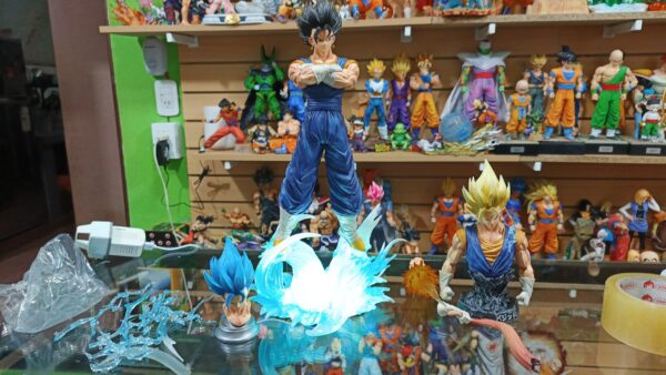 Vegito Vegeto 
Dragón Ball Z 
Tamaño:48cm
Viene con bases para las cabezas son 3 en total 
3 manos intercambiables 
Y para los q le gusta el Tetris para armar los rayos del poder