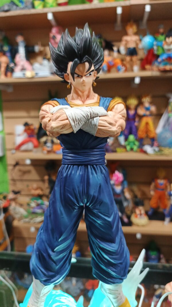 Vegito Vegeto 
Dragón Ball Z 
Tamaño:48cm
Viene con bases para las cabezas son 3 en total 
3 manos intercambiables 
Y para los q le gusta el Tetris para armar los rayos del poder
