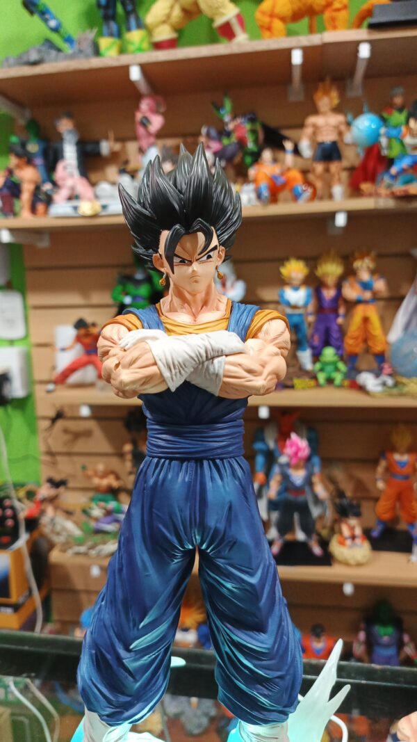 Vegito Vegeto 
Dragón Ball Z 
Tamaño:48cm
Viene con bases para las cabezas son 3 en total 
3 manos intercambiables 
Y para los q le gusta el Tetris para armar los rayos del poder