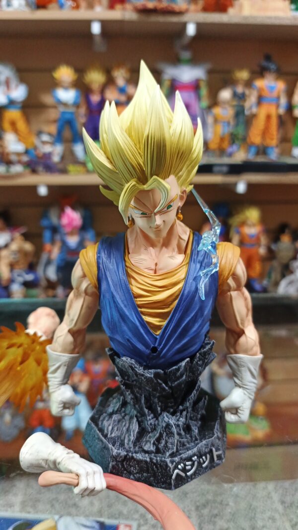 Vegito Vegeto 
Dragón Ball Z 
Tamaño:48cm
Viene con bases para las cabezas son 3 en total 
3 manos intercambiables 
Y para los q le gusta el Tetris para armar los rayos del poder