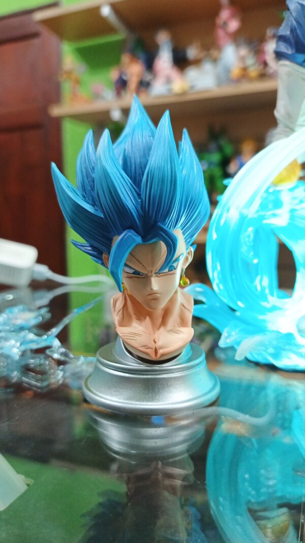 Vegito Vegeto 
Dragón Ball Z 
Tamaño:48cm
Viene con bases para las cabezas son 3 en total 
3 manos intercambiables 
Y para los q le gusta el Tetris para armar los rayos del poder