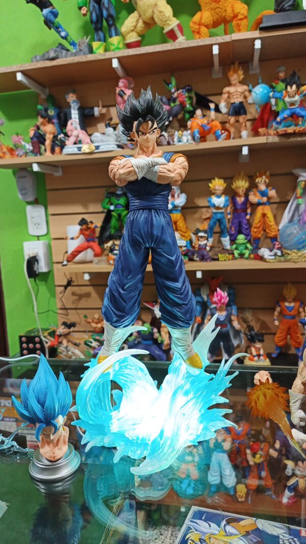 Vegito Vegeto 
Dragón Ball Z 
Tamaño:48cm
Viene con bases para las cabezas son 3 en total 
3 manos intercambiables 
Y para los q le gusta el Tetris para armar los rayos del poder