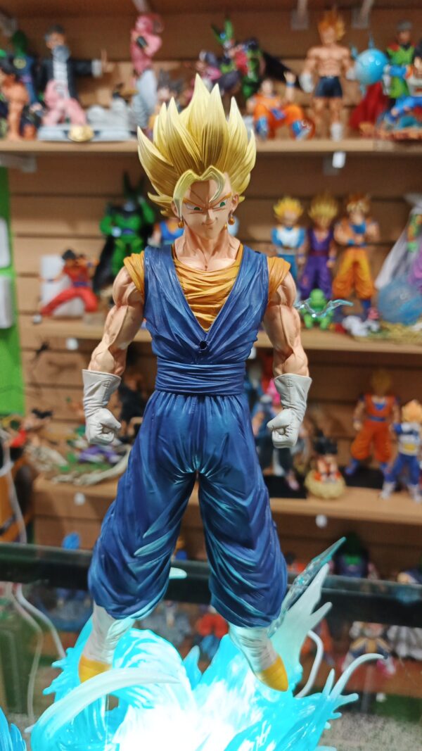 Vegito Vegeto 
Dragón Ball Z 
Tamaño:48cm
Viene con bases para las cabezas son 3 en total 
3 manos intercambiables 
Y para los q le gusta el Tetris para armar los rayos del poder